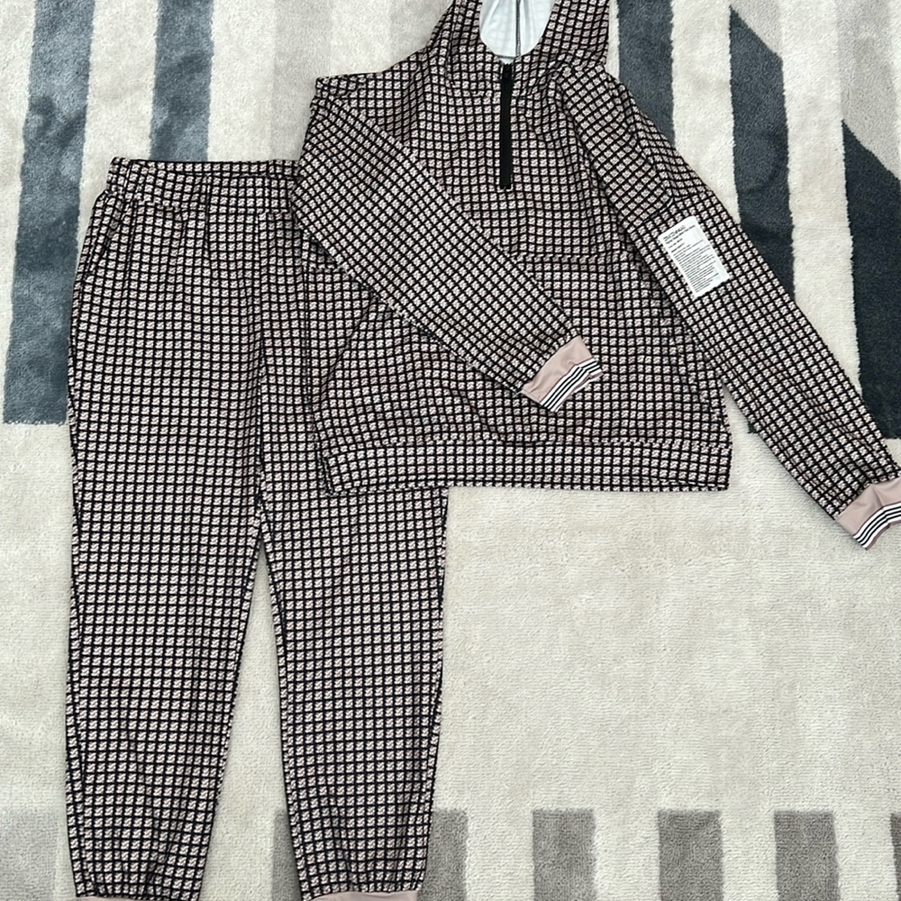 Jogging suit. Leisure wear.